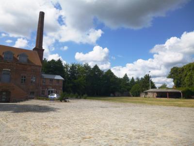 Alte Brennerei mit Au&szlig;engel&auml;nde  (Bild vergr&ouml;&szlig;ern)