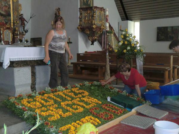 Bild: Vorbereitungen Blumenteppich