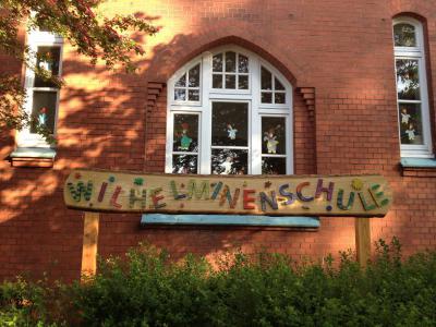 Unser neues Schulschild  (Bild vergr&ouml;&szlig;ern)