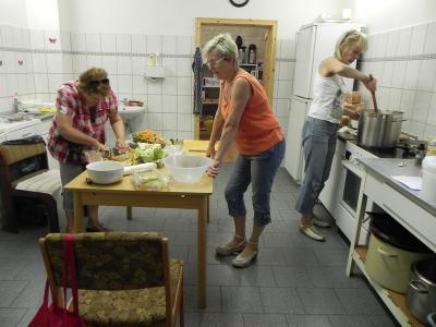 Auch die Frauen haben ihre Aufgaben  (Bild vergrößern)