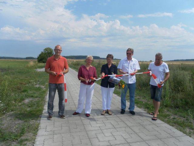Bild : von links: Herr Küchler - Ortsvorsteher Bamme, Frau Thielicke - Amtsdirektorin, Frau Noél - Bürgerme