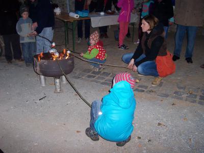 Die Kinder rösten die Kartoffeln an ihrem kleinen Feuer  (Bild vergrößern)