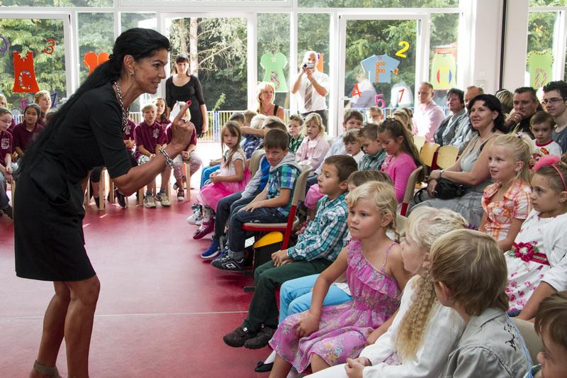 Bild: Die Schulleiterin begrüßt die Einschüler