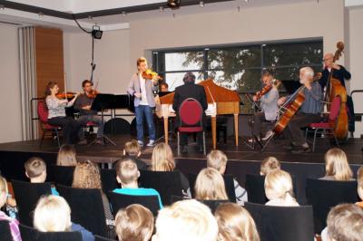 Foto des Albums: Klassik - I like it! - Kostenfreies Kinderkonzert am 17.10.2013 mit "Wunderkind" Elin Kolev (Violine) und Orchester in Havelberg (21. 10. 2013)