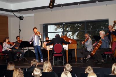 Foto des Albums: Klassik - I like it! - Kostenfreies Kinderkonzert am 17.10.2013 mit "Wunderkind" Elin Kolev (Violine) und Orchester in Havelberg (21. 10. 2013)