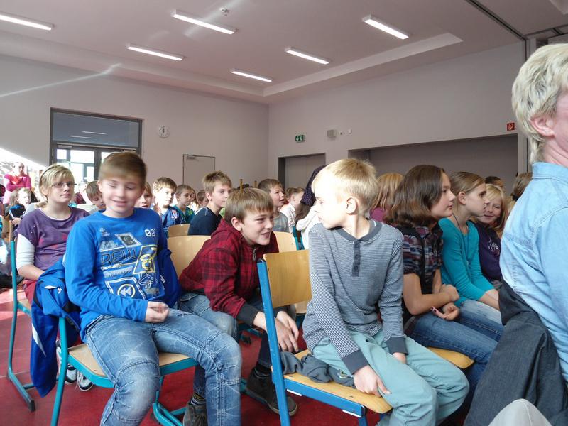 Bild: Gleich beginnt das Konzert, die Schüler sind sehr aufgeregt
