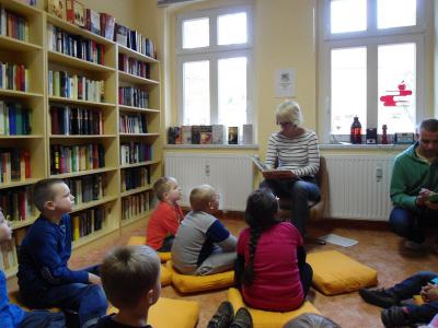 Foto des Albums: Kindergarten Apfelbäumchen zu Besuch in der Bibo (21.11.2013)