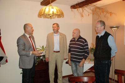 Dr. Thiel dankt ausscheidenden Vorstandmitgliedern  (Bild vergr&ouml;&szlig;ern)