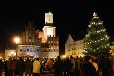 Foto des Albums: Der Wittstocker Marktplatz erstrahlt im Lichterglanz (01.12.2013)