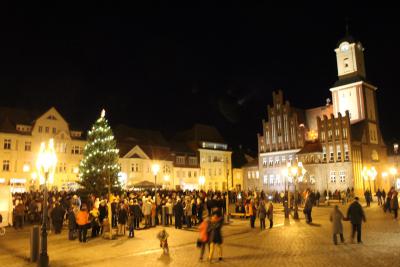 Foto des Albums: Der Wittstocker Marktplatz erstrahlt im Lichterglanz (01.12.2013)