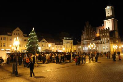 Foto des Albums: Der Wittstocker Marktplatz erstrahlt im Lichterglanz (01.12.2013)