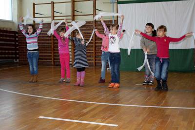Die kleinen M&auml;dchen der AG Tanzm&auml;use pr&auml;sentierten einen T&uuml;chertanz  (Bild vergr&ouml;&szlig;ern)