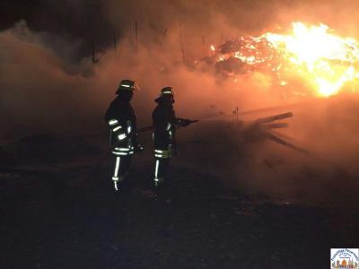 Einsatzkr&auml;fte bei der Brandbek&auml;mpfung 