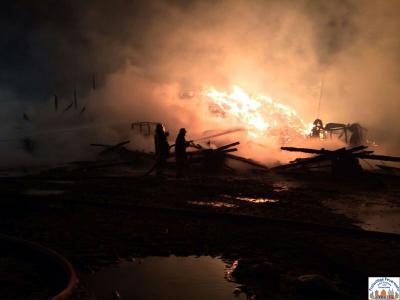 Einsatzkr&auml;fte bei der Brandbek&auml;mpfung 