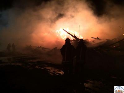 Einsatzkr&auml;fte bei der Brandbek&auml;mpfung 