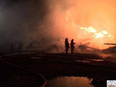 Einsatzkr&auml;fte bei der Brandbek&auml;mpfung 