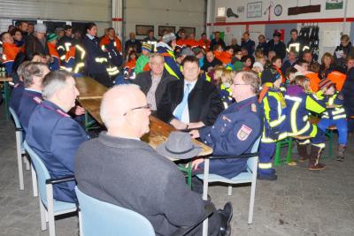 Foto des Albums: Übergabe Mannschaftstransportwagen für Jugend- und Kinderfeuerwehren der Samtgemeinde Grasleben