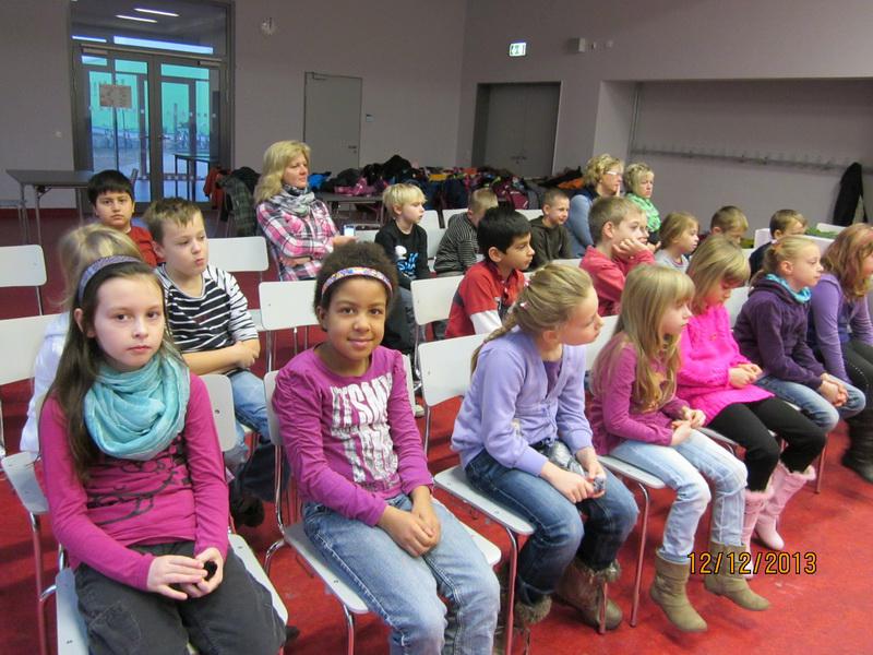 Bild: alle Kinder hören gespannt zu