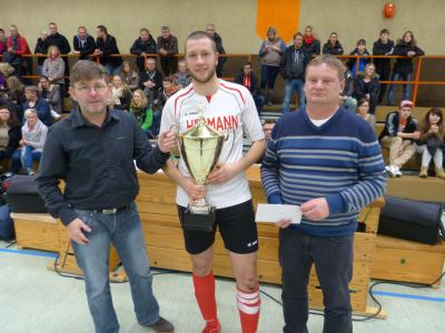 Lauenbergs Kapit&auml;n Alexander Reichelt mit Ulrich Hoffmann (links) und J&ouml;rg Henne (SV Mackensen) 