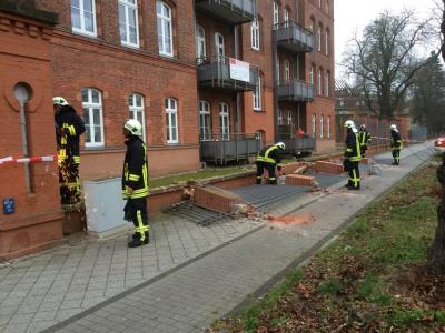 Foto des Albums: Einsatz 014/2014  -  umgestürzte Mauer
