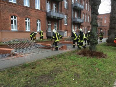 Foto des Albums: Einsatz 014/2014  -  umgestürzte Mauer