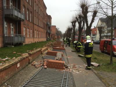 Foto des Albums: Einsatz 014/2014  -  umgestürzte Mauer