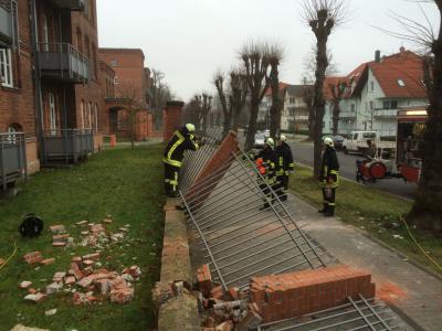 Foto des Albums: Einsatz 014/2014  -  umgestürzte Mauer
