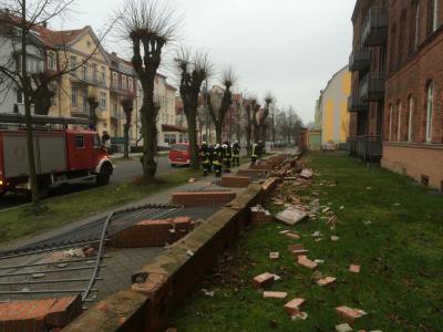 Foto des Albums: Einsatz 014/2014  -  umgestürzte Mauer