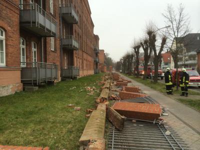 Foto des Albums: Einsatz 014/2014  -  umgestürzte Mauer