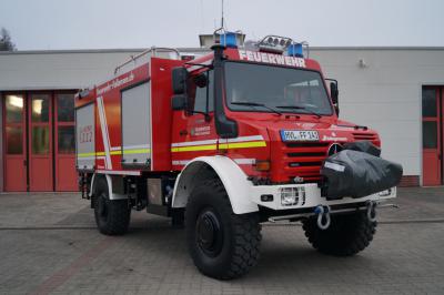 Foto des Albums: Geländefähiger Unimog mit Wasserwerfer - Falkenseer Feuerwehr freut sich über neues Fahrzeug