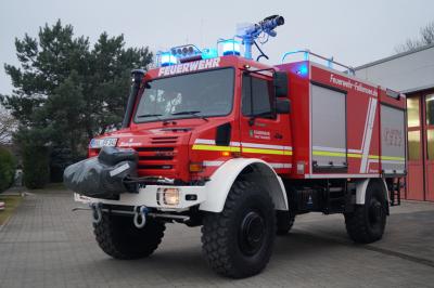 Foto des Albums: Geländefähiger Unimog mit Wasserwerfer - Falkenseer Feuerwehr freut sich über neues Fahrzeug