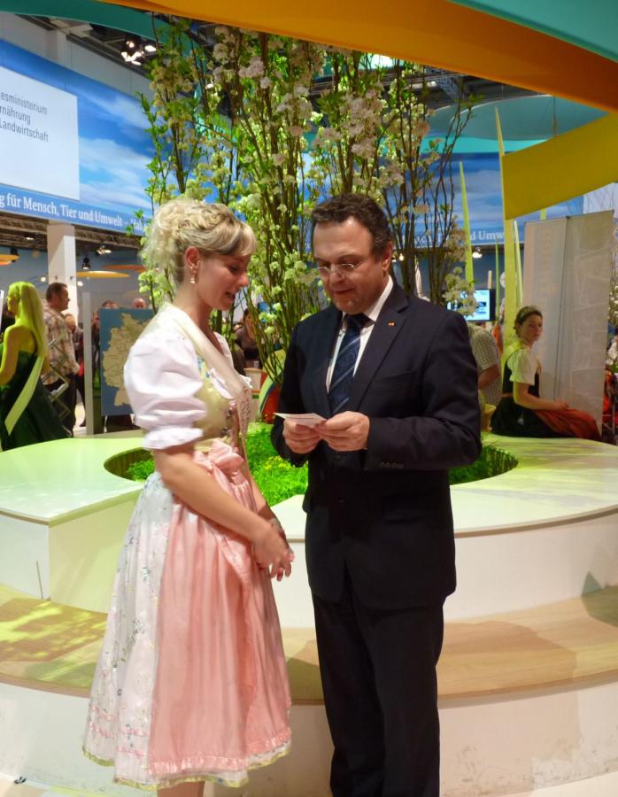 Bild: Jennifer Prahl und der Bundesminister Dr. Hans-Peter Friedrich