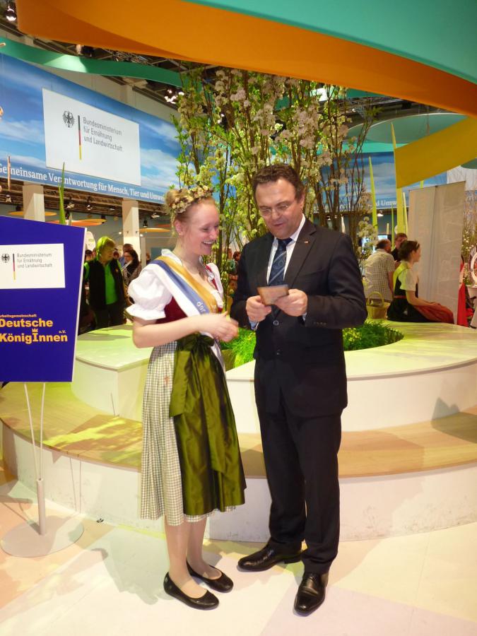 Bild: Julie Schmidtsdorf und Bundesminister Dr. Hans-Peter Friedrich
