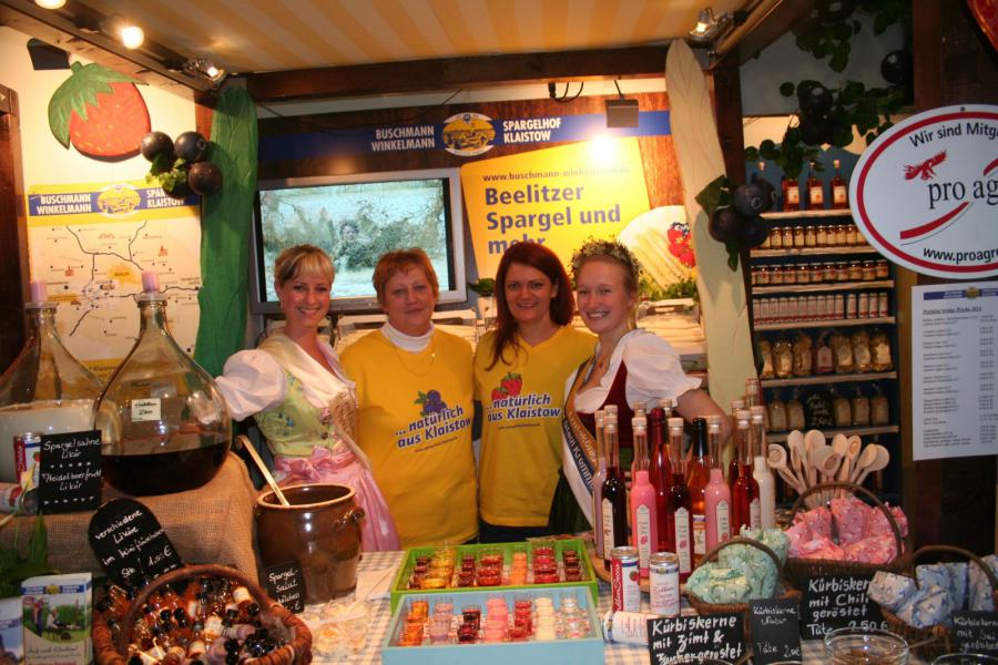 Bild: Besuch am Stand vom Spargelhof Klaistow