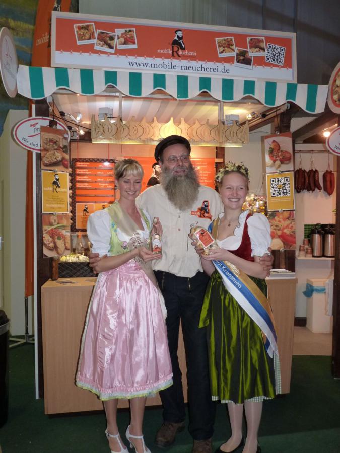 Bild: Die Erntekönigen am Stand von Detlef Werner, alias Janosch