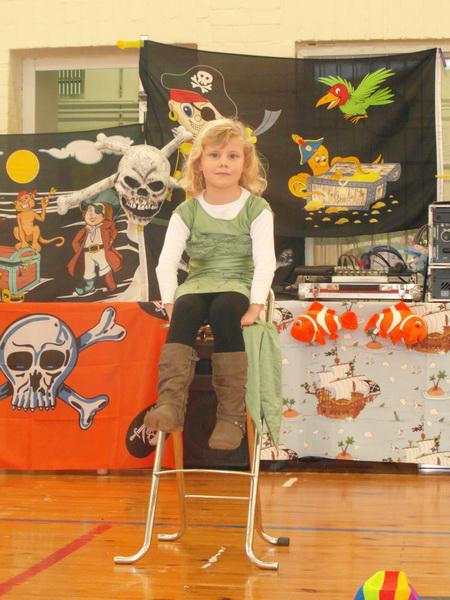 Bild: Lilly - die Schiedsrichterin überwacht die Angler
