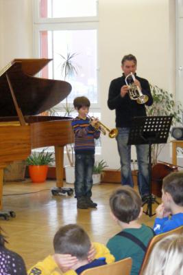 Foto des Albums: Neugierige Kinder als Konzertgäste