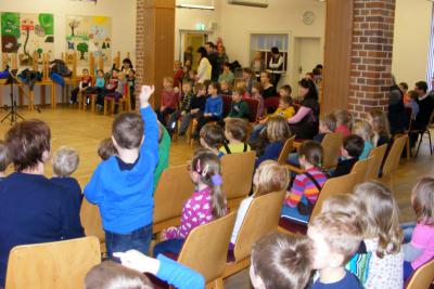 Foto des Albums: Neugierige Kinder als Konzertgäste