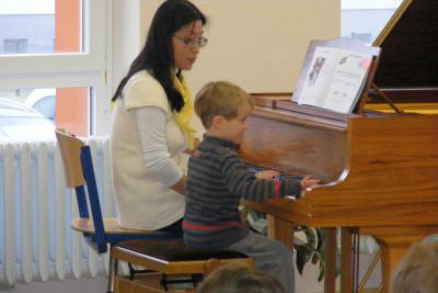 Foto des Albums: Neugierige Kinder als Konzertgäste