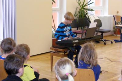Foto des Albums: Neugierige Kinder als Konzertgäste