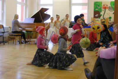 Foto des Albums: Neugierige Kinder als Konzertgäste