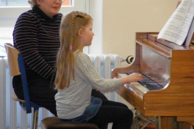 Foto des Albums: Neugierige Kinder als Konzertgäste