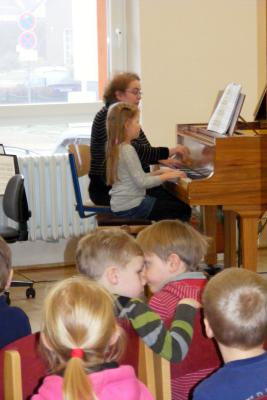 Foto des Albums: Neugierige Kinder als Konzertgäste