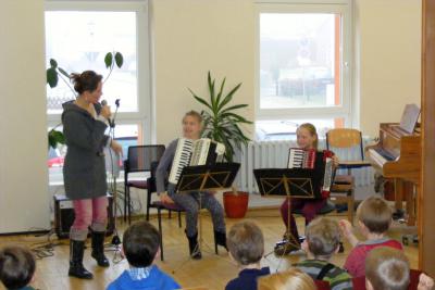 Foto des Albums: Neugierige Kinder als Konzertgäste