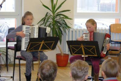 Foto des Albums: Neugierige Kinder als Konzertgäste