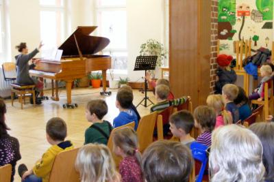 Foto des Albums: Neugierige Kinder als Konzertgäste
