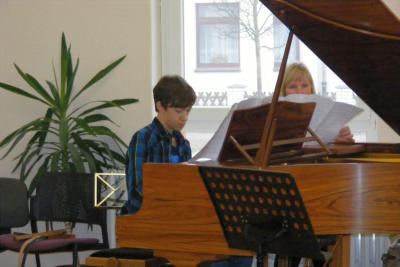 Foto des Albums: Neugierige Kinder als Konzertgäste