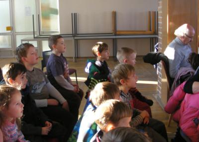 Foto des Albums: Neugierige Kinder als Konzertgäste
