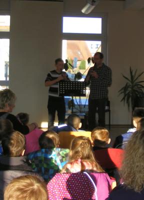 Foto des Albums: Neugierige Kinder als Konzertgäste