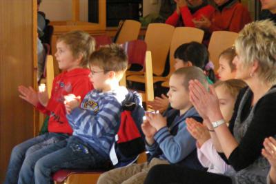 Foto des Albums: Neugierige Kinder als Konzertgäste
